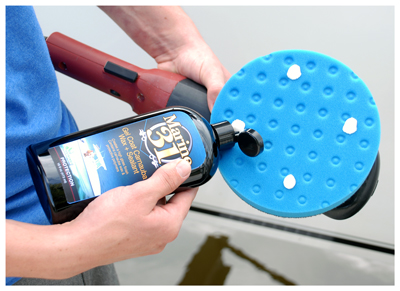 Marine 31 Gel Coat Carnauba Wax + Sealant can be applied by hand or dual action polisher